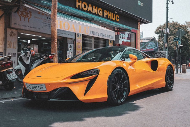McLaren Artura Spider tại Việt Nam là mẫu siêu xe mui trần tới từ thương hiệu Anh Quốc McLaren, ra mắt thị trường Việt cuối tháng 12 năm ngoái. Theo công bố, phiên bản tiêu chuẩn của mẫu xe này có giá 16,99 tỷ đồng, còn nếu có thêm gói độ carbon và màu sơn đặc biệt, giá trị của xe có thể lên tới 18-19 tỷ đồng.