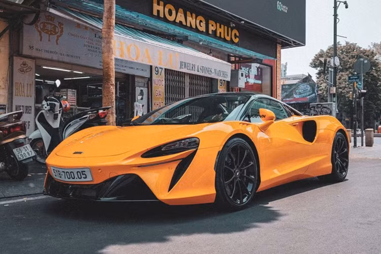 McLaren Artura Spider tại Việt Nam là mẫu siêu xe mui trần tới từ thương hiệu Anh Quốc McLaren, ra mắt thị trường Việt cuối tháng 12 năm ngoái. Theo công bố, phiên bản tiêu chuẩn của mẫu xe này có giá 16,99 tỷ đồng, còn nếu có thêm gói độ carbon và màu sơn đặc biệt, giá trị của xe có thể lên tới 18-19 tỷ đồng.