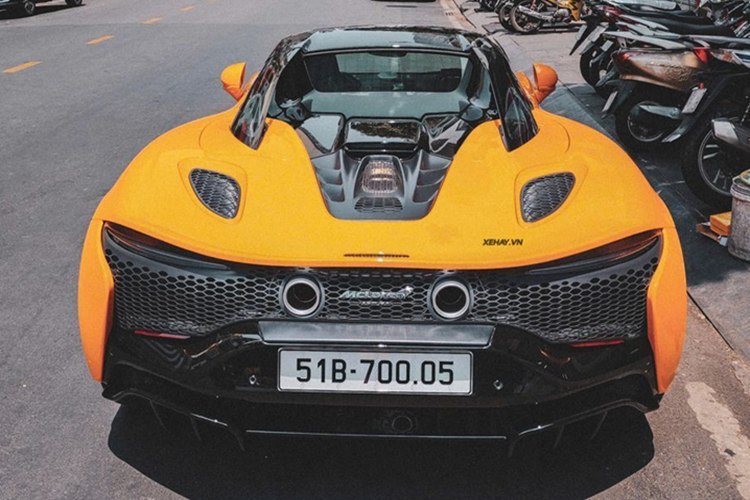 Hoàn thiện hệ truyền động hybrid này là hộp số 8 cấp SSG đi kèm vi sai điện tử, sử dụng động cơ điện cho số lùi giúp xe có khả năng tăng tốc 0-100 km/h chỉ trong 3 giây, tốc độ tối đa giới hạn ở mức 330 km/h. Với chế độ thuần điện, xe có thể di chuyển tối đa 33 km.