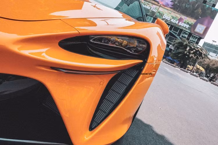 Màn hình giải trí trung tâm gọn gàng với kích thước 8 inch, hỗ trợ kết nối Apple CarPlay và Android Auto. Vô lăng 3 chấu thể thao của McLaren Artura Spider không tích hợp nút bấm, bọc da Alcantara và được phủ thêm carbon ở phiên bản đặc biệt. Bệ trung tâm phủ carbon, bố trí phím khởi động Star/Stop, cần số điện tử dạng nút bấm cùng khay đựng cốc.