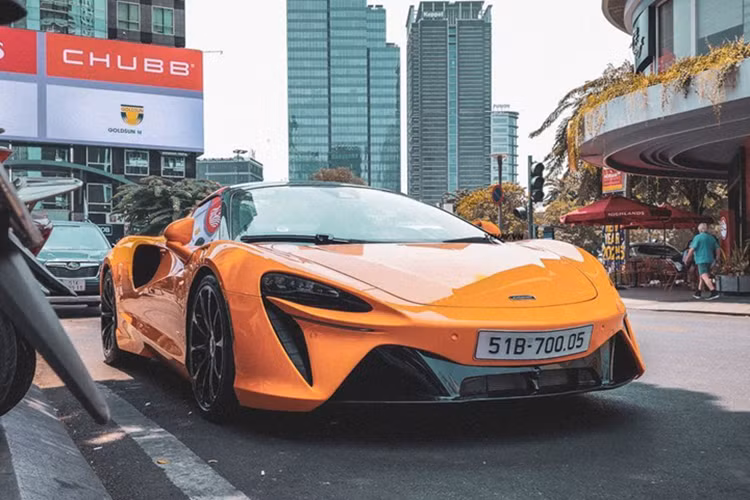 Mới đây, một chiếc McLaren Artura Spider mui trần màu cam xuất hiện trên đường phố TP HCM đã gây xôn xao trong giới mê xe trong nước. Theo tìm hiểu, đây là chiếc Artura bản mui trần thứ 2 lăn bánh ở Việt Nam, sau chiếc màu đen của đại gia mua đầu năm nay.