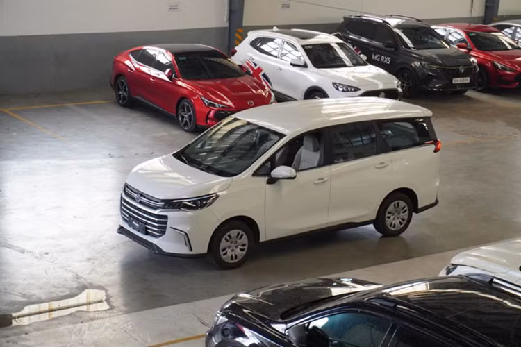 MG G50 2025 mới thuộc phân khúc MPV bình dân cỡ trung với số đo dài x rộng x cao là 4.825 x 1.825 x 1.800 mm, cùng chiều dài cơ sở lên đến 2.800 mm. Kích thước này có phần dài hơn Innova Cross và lớn hơn nhiều so với Xpander, XL7 hay Veloz Cross.