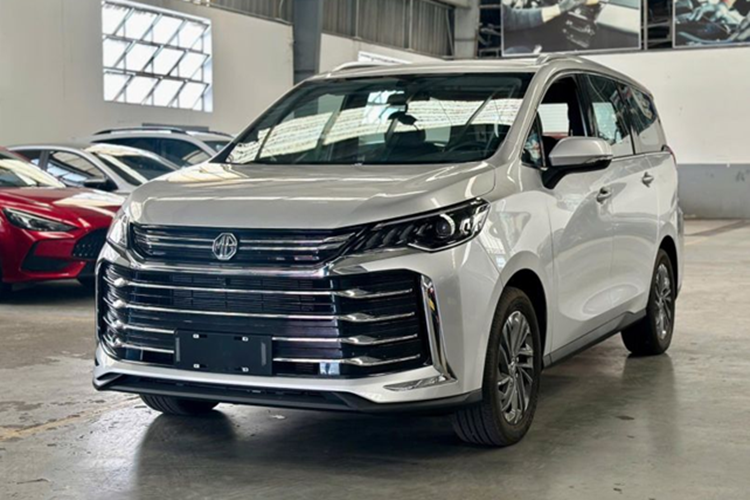 Cụm đèn pha chính được kết nối liền mạch với lưới tản nhiệt, trong khi bên dưới là các chi tiết ốp hình chữ L cỡ lớn bao quanh hai bên. Thiết kế khu vực phía sau khá đơn giản với đèn hậu cùng chi tiết mạ chrome cỡ lớn tạo hình chữ U ở cản sau.