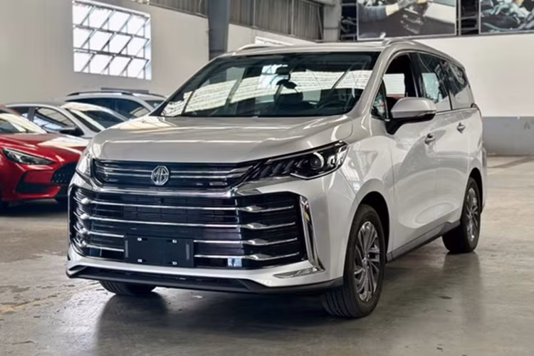 Cụm đèn pha chính được kết nối liền mạch với lưới tản nhiệt, trong khi bên dưới là các chi tiết ốp hình chữ L cỡ lớn bao quanh hai bên. Thiết kế khu vực phía sau khá đơn giản với đèn hậu cùng chi tiết mạ chrome cỡ lớn tạo hình chữ U ở cản sau.