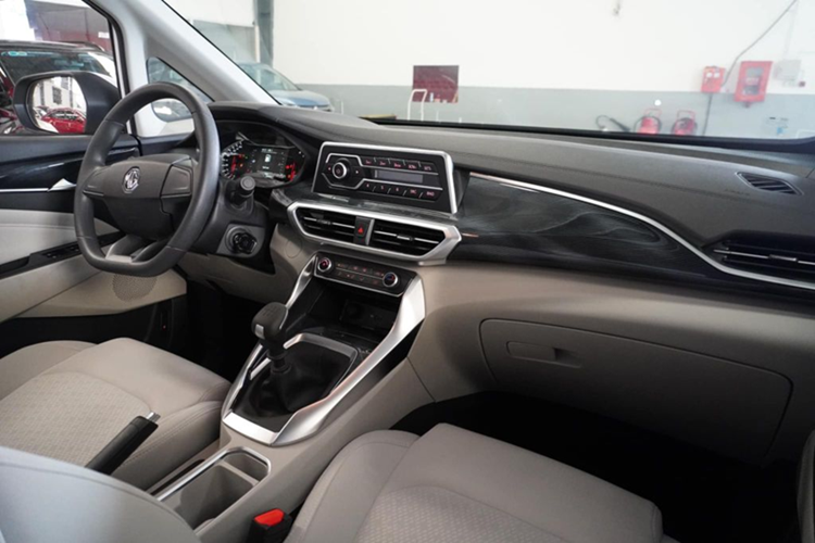 Bản 1.5 AT Lux cao nhất sẽ có đèn chiếu sáng LED projector, còn 2 phiên bản còn lại chỉ là halogen. Phiên bản 1.5 MT Com sẽ được trang bị mâm sắt 16 inch kèm ốp nhựa màu bạc, phiên bản 1.5 AT Del có mâm hợp kim 16 inch và bản 1.5 AT Lux có mâm hợp kim 17 inch.