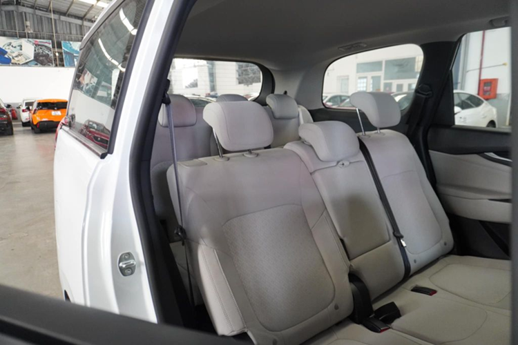 Bản này chỉ được trang bị hộp số sàn 6 cấp, Trong khi đó, phiên bản 1.5 AT Del đã có màn hình giải trí cảm ứng kích thước 12,3 inch, ghế nỉ chỉnh cơ về hệ thống âm thanh 2 loa. Xe được trang bị hộp số tự động 7 cấp ly hợp kép ướt với cơ cấu sang số dạng cần gạt để sau vô lăng.