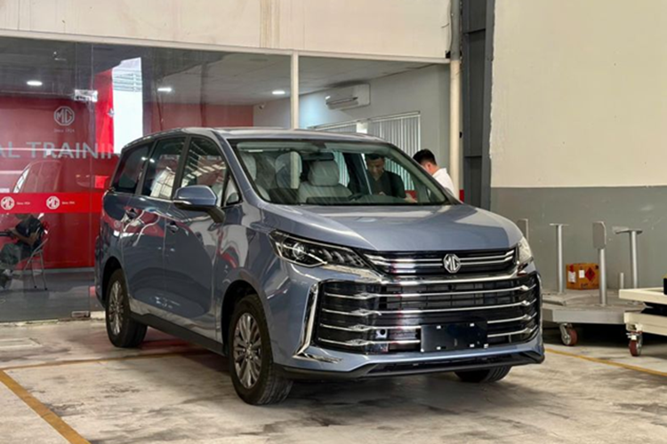 MG G50 sở hữu kiểu dáng MPV truyền thống với đặc trưng là đuôi xe cao và vuông vắn giúp tối ưu hóa không gian. Thiết kế phần đầu xe của MG G50 gợi liên tưởng đến Toyota Alphard với điểm nhấn là lưới tản nhiệt lớn, chiếm gần hết diện tích phía trước.