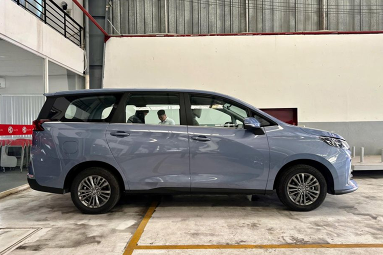 Về trang bị an toàn, bản cao cấp có đầy đủ các tính năng như: chống bó cứng phanh ABS, cân bằng điện tử ESP, hỗ trợ phanh khẩn cấp EBA, phân phối lực phanh điện tử EBD, khởi hành ngang dốc HAC, cảnh báo áp suất lốp TPMS, cảm biến khoảng cách phía sau và 4 túi khí. Phiên bản tiêu chuẩn không có ga tự động. Hai bản thấp chỉ có 2 túi khí.