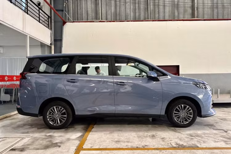 Về trang bị an toàn, bản cao cấp có đầy đủ các tính năng như: chống bó cứng phanh ABS, cân bằng điện tử ESP, hỗ trợ phanh khẩn cấp EBA, phân phối lực phanh điện tử EBD, khởi hành ngang dốc HAC, cảnh báo áp suất lốp TPMS, cảm biến khoảng cách phía sau và 4 túi khí. Phiên bản tiêu chuẩn không có ga tự động. Hai bản thấp chỉ có 2 túi khí.