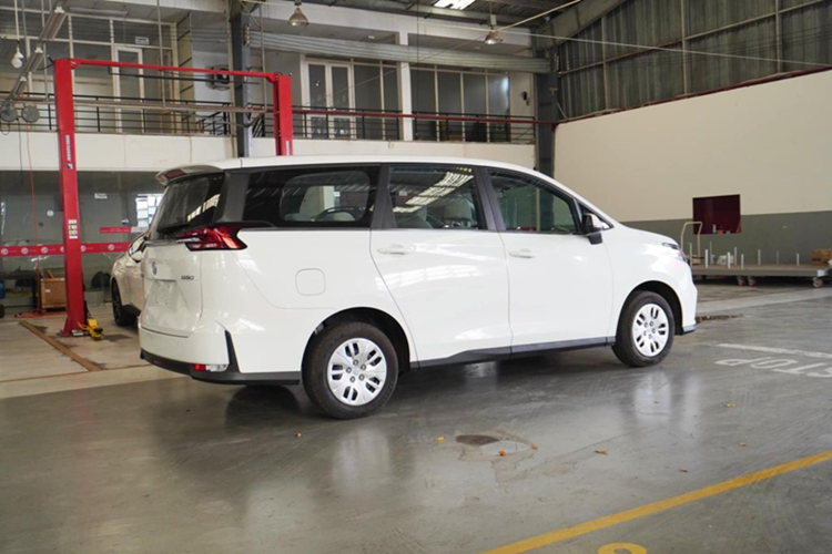 Phiên bản 1.5 AT Lux cao cấp nhất sẽ có ghế ngồi bọc da, ghế lái chỉnh điện 6 hướng, ghế phụ chỉnh điện 4 hướng. Xe có thêm dàn âm thanh 6 loa. Phiên bản này cũng có thêm tùy chọn 7 ghế thay vì chỉ có 8 ghế như hai phiên bản thấp hơn.