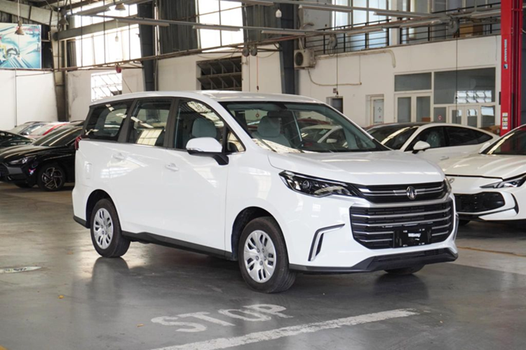 Mức giá xe MG G50 tại Việt Nam dự kiến khoảng 520 triệu đồng. Ngoài ra, nhân viên bán hàng còn cho biết xe về đợt đầu tại Việt Nam có số lượng giới hạn chỉ 300 chiếc. Từ đầu tháng 11/2024, một số đại lý MG đã thông báo nhận đặt cọc mẫu MPV G50 này.