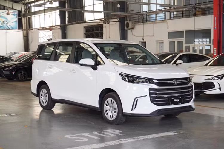 Mức giá xe MG G50 tại Việt Nam dự kiến khoảng 520 triệu đồng. Ngoài ra, nhân viên bán hàng còn cho biết xe về đợt đầu tại Việt Nam có số lượng giới hạn chỉ 300 chiếc. Từ đầu tháng 11/2024, một số đại lý MG đã thông báo nhận đặt cọc mẫu MPV G50 này.