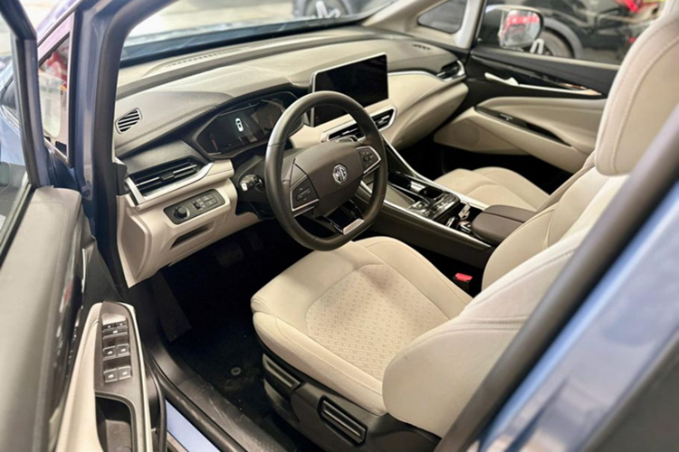 Về màu sắc, phiên bản MG G50 1.5 MT Com rẻ nhất có màu trắng, bạc, đen; trong khi 2 phiên bản còn lại có màu đen, xanh và trắng ngọc trai. Về nội thất, mỗi bản của MG G50 sẽ có những trang bị tiện ích khác nhau. Cụ thể, bản tiêu chuẩn 1.5 MT Com không có màn hình giải trí cảm ứng mà chỉ có hệ thống radio, ghế nỉ và chỉnh cơ toàn bộ.