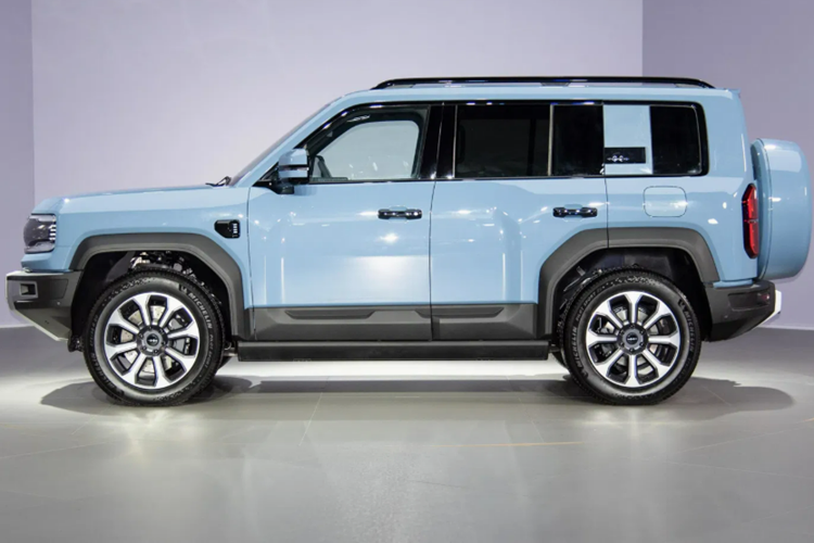 Nó sẽ trở thành một phần của thương hiệu Denza cao cấp của BYD. Trước đó, có thông tin cho rằng FCB Bao 5 sẽ được bán dưới thương hiệu Denza tại Anh. Bây giờ, chiếc xe này đã được phát hiện tại Úc trong các cuộc thử nghiệm trên đường, tiết lộ tên quốc tế của nó.