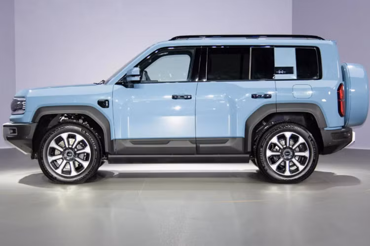 Nó sẽ trở thành một phần của thương hiệu Denza cao cấp của BYD. Trước đó, có thông tin cho rằng FCB Bao 5 sẽ được bán dưới thương hiệu Denza tại Anh. Bây giờ, chiếc xe này đã được phát hiện tại Úc trong các cuộc thử nghiệm trên đường, tiết lộ tên quốc tế của nó.