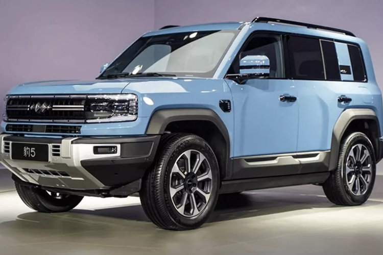 Vì thế, chiếc crossover PHEV địa hình Fang Cheng Bao Bao 5 của BYD hậu thuẫn sẽ được bán ra nước ngoài dưới tên gọi Denza B5. Chiếc xe này đã được phát hiện tại Úc trong quá trình thử nghiệm trên đường. B5 cũng sẽ thâm nhập vào các thị trường châu Âu, chẳng hạn như Vương quốc Anh.