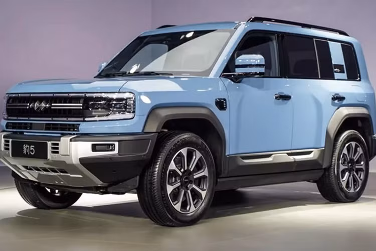 Vì thế, chiếc crossover PHEV địa hình Fang Cheng Bao Bao 5 của BYD hậu thuẫn sẽ được bán ra nước ngoài dưới tên gọi Denza B5. Chiếc xe này đã được phát hiện tại Úc trong quá trình thử nghiệm trên đường. B5 cũng sẽ thâm nhập vào các thị trường châu Âu, chẳng hạn như Vương quốc Anh.