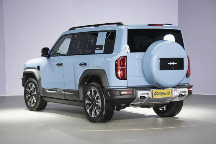 Denza B5 2025 mới có kích thước 4890/1970/1920 mm với chiều dài cơ sở 2800 mm. B5 có khoảng sáng gầm xe là 220 mm. Con số này có thể tăng lên 310 mm, nhờ hệ thống treo có thể điều chỉnh Disus-P. Nội thất của Denza B5 phù hợp với xe bán tải BYD Shark 6 .