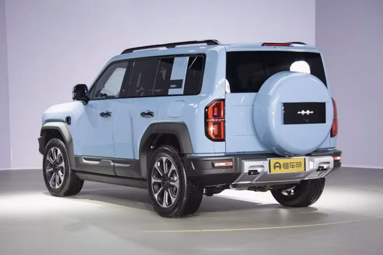 Denza B5 2025 mới có kích thước 4890/1970/1920 mm với chiều dài cơ sở 2800 mm. B5 có khoảng sáng gầm xe là 220 mm. Con số này có thể tăng lên 310 mm, nhờ hệ thống treo có thể điều chỉnh Disus-P. Nội thất của Denza B5 phù hợp với xe bán tải BYD Shark 6 .