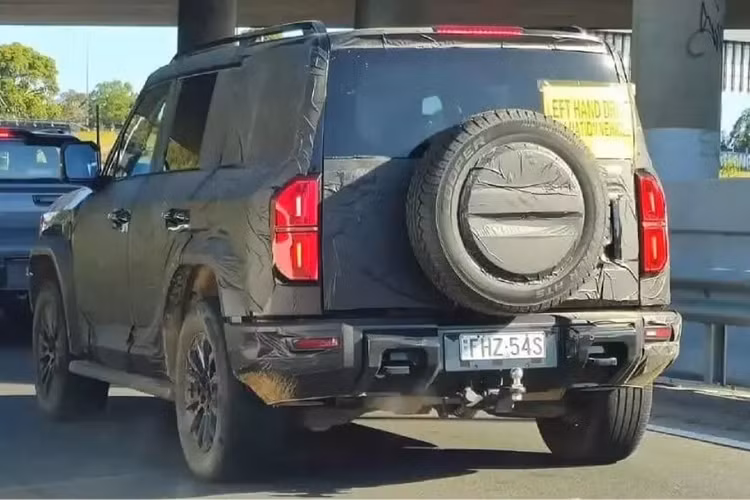 Dòng xe của hãng bao gồm hai mẫu SUV địa hình có tên là Bao 5 và Bao 8. Chúng còn được gọi là Leopard 5 và Leopard 8. BYD đặt mục tiêu bán xe mang thương hiệu FCB như một phần của thương hiệu Denza ở nước ngoài. Công ty đã áp dụng chiến lược này để biến Denza thành một thương hiệu toàn cầu mạnh mẽ với dòng xe đa dạng.