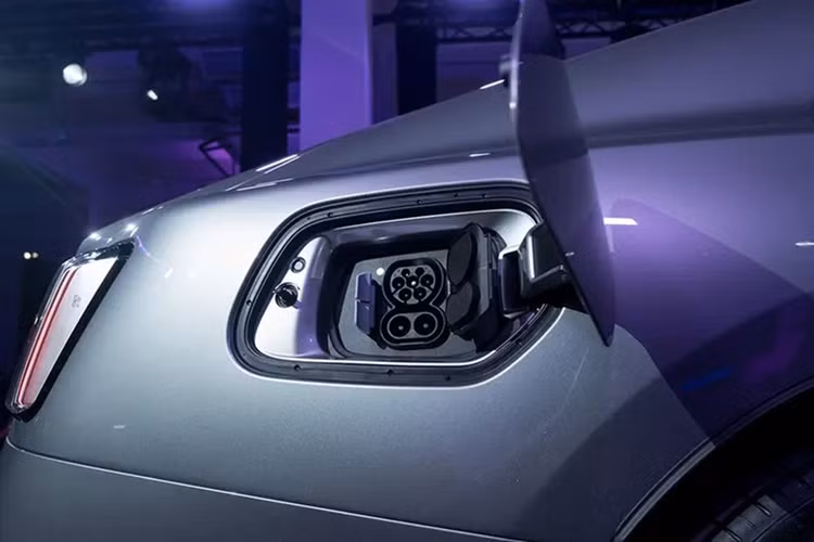 Chiếc coupe còn sở hữu bộ mâm hợp kim nhôm 5 chấu, kích thước 23 inch, nổi bật với hai tông màu đen nhám – bạc phay kim cương đầy tương phản, đậm chất thể thao.