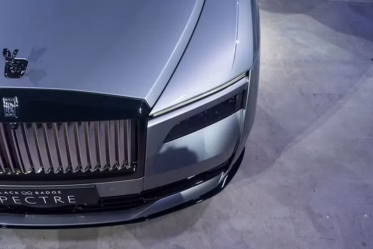 Black Badge Spectre là mẫu xe thứ ba trong “gia đình” Rolls-Royce được nâng cấp theo triết lý Black Badge – bên cạnh Cullinan và Ghost. Dòng sản phẩm này hướng đến những chủ nhân trẻ, mạnh mẽ và ưa khám phá – khác biệt với hình ảnh trầm mặc, cổ điển vốn có của thương hiệu hơn 100 năm tuổi.