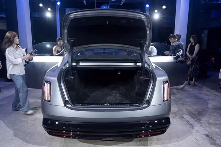 Dù mang danh siêu sang, nhưng Black Badge Spectre rõ ràng không chỉ là “tác phẩm nghệ thuật”, mà còn là biểu tượng tốc độ của kỷ nguyên điện hóa. Với mức giá khởi điểm hơn 1,85 triệu USD tại Singapore, Rolls-Royce Black Badge Spectre không chỉ định vị là chiếc xe điện mạnh nhất của hãng mà còn thuộc nhóm siêu phẩm khó tiếp cận nhất thế giới.