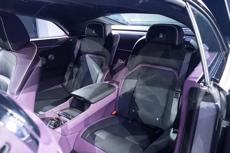 Không gian nội thất sử dụng vật liệu sợi Technical Fibre – một sự pha trộn tinh tế giữa sợi carbon, kim loại và gỗ Bolivar – vừa đậm tính hiện đại, vừa giữ được vẻ sang trọng truyền thống.