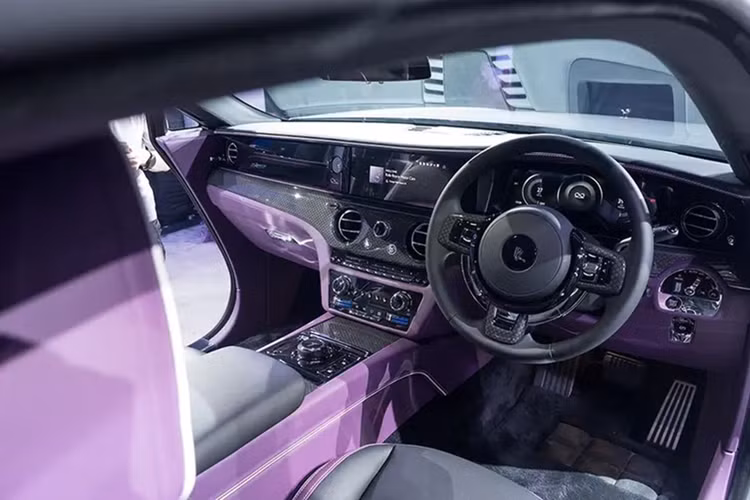 Bên trong khoang cabin là một thế giới của những đường nét táo bạo và chất liệu độc bản. Táp-lô Illuminated Fascia giờ đây mang biểu tượng vô cực đặc trưng của dòng Black Badge, đặt trên nền ‘bầu trời sao’ 5.500 điểm sáng lấp lánh, phủ Piano Black sang trọng.
