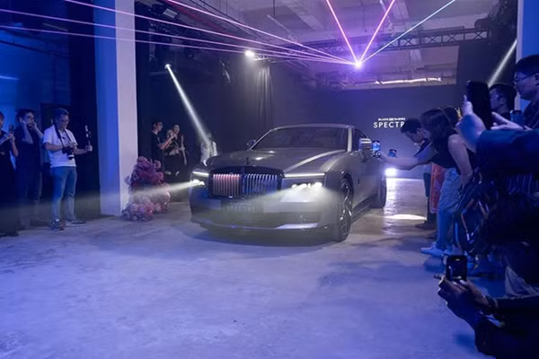 Tại Việt Nam, mẫu xe này cũng đã có mặt với giá niêm yết từ 20,6 tỷ đồng – dành cho những chủ nhân muốn sở hữu sự kết hợp đỉnh cao giữa điện khí hóa, xa xỉ và khác biệt.