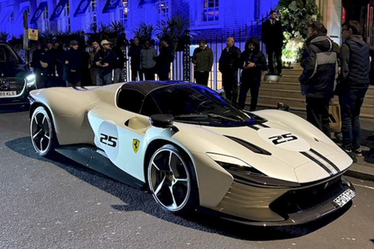 Chính vì thế, không phải đại gia nào cũng có thể sở hữu siêu phẩm hàng hiếm này. Hãng siêu xe nước Ý đã lập ra một danh sách các khách hàng họ cảm thấy tin tưởng và có khả năng sở hữu Ferrari Daytona SP3. Và dĩ nhiên, với một “tín đồ” của thương hiệu Ferrari như Gordon Ramsay thì việc sở hữu Daytona SP3 là điều không có gì bất ngờ.