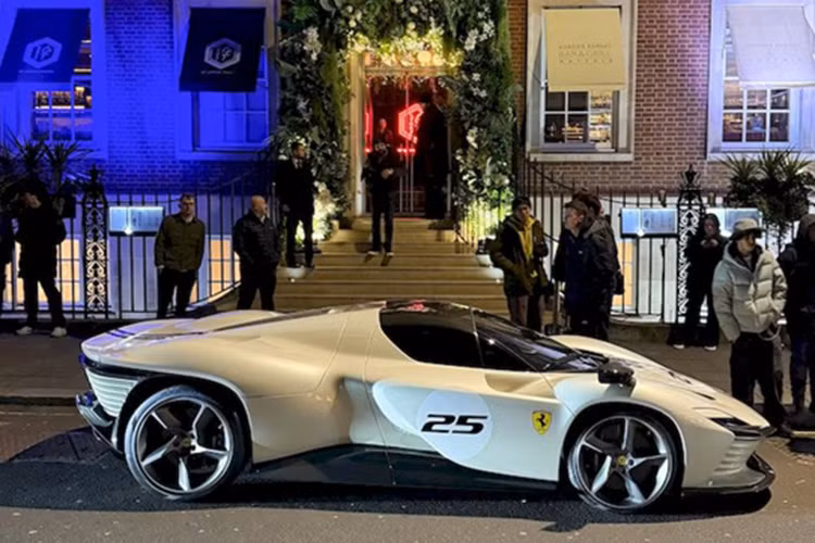 Ferrari Daytona SP3 của Gordon Ramsay thuộc Series Icona của Ferrari cùng với Monza SP1 và SP2. Ở thời điểm mới ra mắt, siêu xe này có giá khởi điểm là 2 triệu USD (khoảng 50,9 tỷ đồng) và chỉ được sản xuất đúng 599 chiếc trên toàn thế giới.