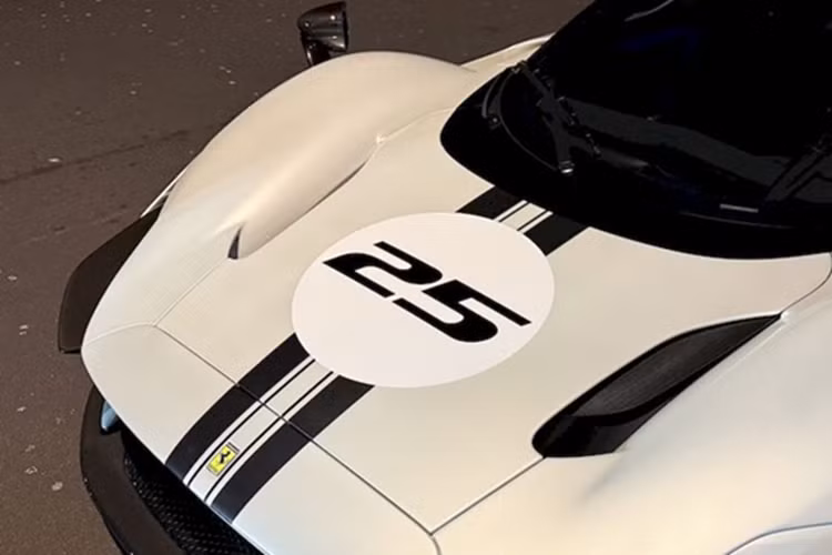 Các nhà thiết kế của Ferrari đã lấy cảm hứng từ hình dạng tròn trịa của những chiếc P3/4, P330 và 412P từng thống trị giải Daytona vào những năm 60, tuy nhiên chiếc hypercar hiện đại có kiểu dáng hầm hố và góc cạnh hơn.