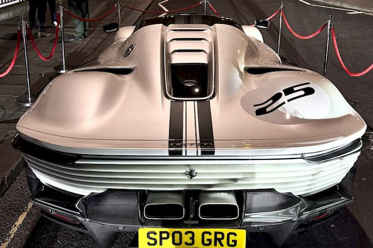 Sức mạnh sẽ được truyền tới hệ dẫn động cầu sau và hộp số ly hợp kép 8 cấp F1 với sự hỗ trợ của bộ vi sai chống trượt, nhờ đó, siêu phẩm này có thể tăng tốc từ vị trí xuất phát 100 km/h chỉ trong thời gian 2,85 giây.