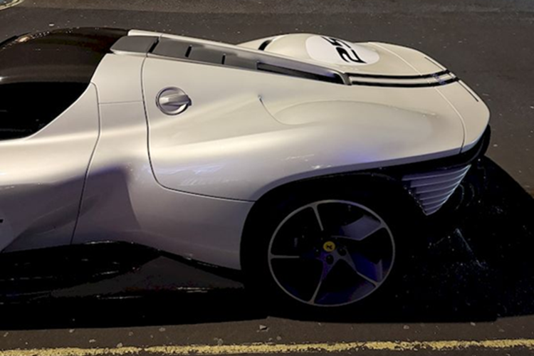 Chiếc Ferrari Daytona SP3 của đầu bếp Gordon Ramsay được cá nhân hóa với màu sơn trắng Bianco Cervino, đi kèm bộ tem đua màu bạc Argento Nurburgring cùng số thứ tự 25. Thiết kế của SP3 thoạt nhìn giống La Ferrrari Aperta với phần thân được thiết kế lại hoàn toàn bởi Flavio Manzoni và đội ngũ thiết kế. 