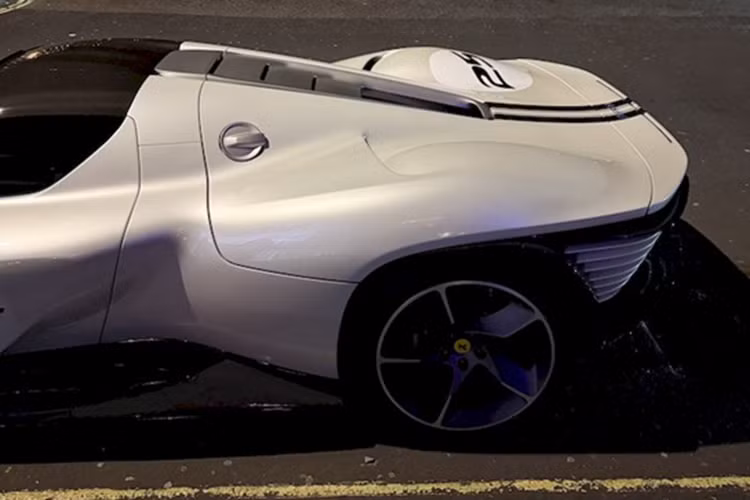 Chiếc Ferrari Daytona SP3 của đầu bếp Gordon Ramsay được cá nhân hóa với màu sơn trắng Bianco Cervino, đi kèm bộ tem đua màu bạc Argento Nurburgring cùng số thứ tự 25. Thiết kế của SP3 thoạt nhìn giống La Ferrrari Aperta với phần thân được thiết kế lại hoàn toàn bởi Flavio Manzoni và đội ngũ thiết kế. 