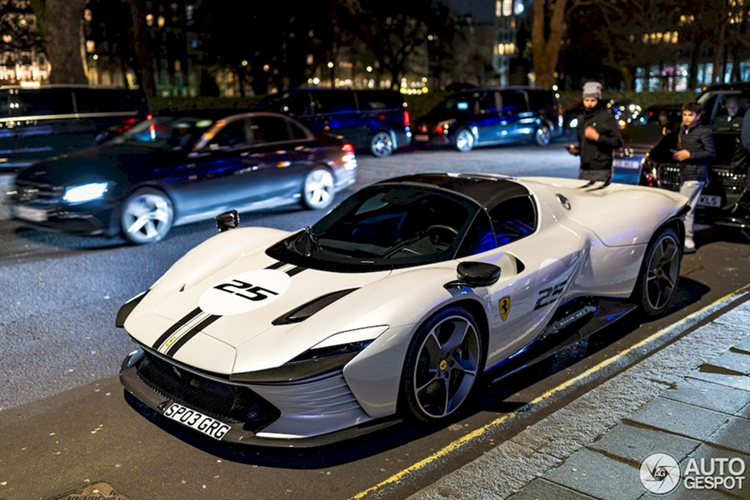 Khi còn là một cậu bé, đầu bếp lừng danh người Anh Gordon Ramsay luôn mơ sẽ có một chiếc Ferrari của riêng mình. Với tài năng thiên bẩm trong lĩnh vực ẩm thực, ông đã trở nên giàu có và đủ khả năng tài chính để theo đuổi sở thích sưu tập những mẫu xe đẹp và hiếm của nhà sản xuất siêu xe Ferrari.