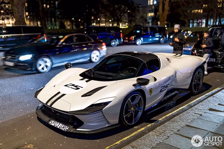 Khi còn là một cậu bé, đầu bếp lừng danh người Anh Gordon Ramsay luôn mơ sẽ có một chiếc Ferrari của riêng mình. Với tài năng thiên bẩm trong lĩnh vực ẩm thực, ông đã trở nên giàu có và đủ khả năng tài chính để theo đuổi sở thích sưu tập những mẫu xe đẹp và hiếm của nhà sản xuất siêu xe Ferrari.