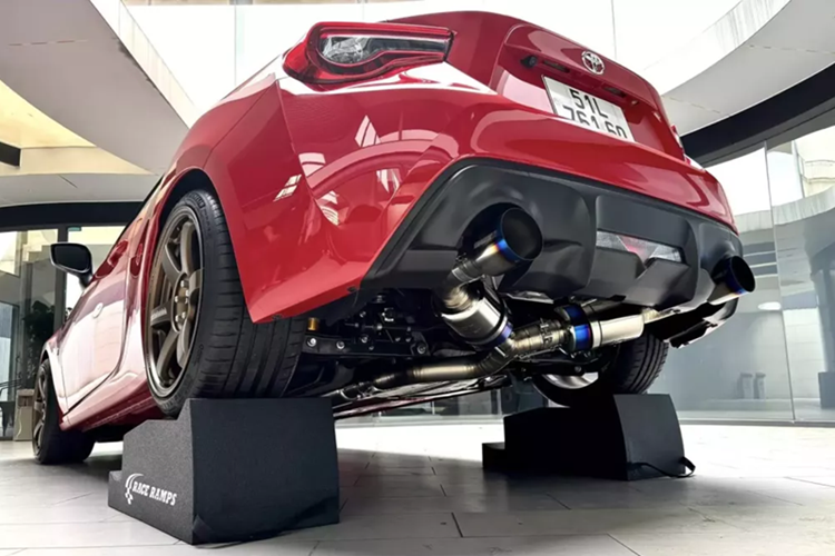 Trái tim của Toyota 86 là khối động cơ FA20 I4 phun nhiên liệu trực tiếp, dung tích 2.0 lít, sản sinh 204 mã lực ở tua máy 7.000 vòng/phút và mô-men xoắn cực đại 212 Nm ở tua máy 6.400 – 6.800 vòng/phút, truyền tới bánh sau thông qua một hộp số sàn 6 cấp. Xe có khả năng tăng tốc từ 0 lên 100 km/h trong 7,6 giây.