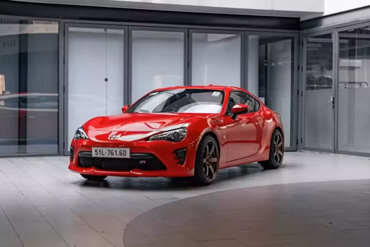 Vào tháng 2 đầu năm nay, tay chơi siêu xe Cường Đô la chốt đơn Toyota 86 số sàn chỉ mới chạy 680 miles, tương đương 1.095 km, chỉ sau gần 1 tiếng được rao bán, đã nhanh chóng thu hút sự quan tâm của các dân chơi xe JDM.