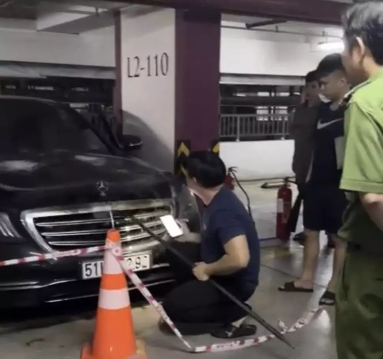 S450L hon 5 ty boc chay, ca si Duy Manh kien Mercedes-Benz Viet Nam-Hinh-2