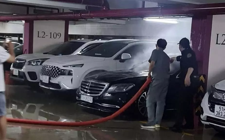 S450L hon 5 ty boc chay, ca si Duy Manh kien Mercedes-Benz Viet Nam