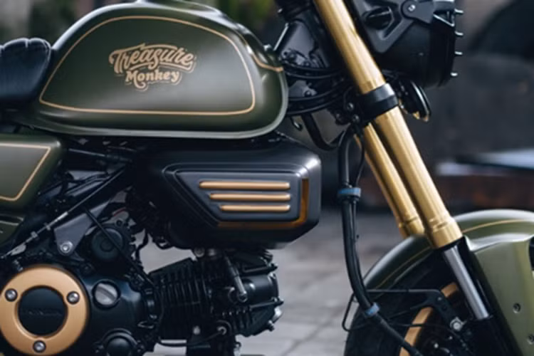 Bình xăng trên Honda Monkey độ Treasure Garage là chi tiết duy nhất còn lại từ phiên bản gốc, các phần còn lại của xe đều được thay bằng các linh kiện mới. Một trong những điểm nổi bật nhất là tấm bảo vệ bụng vững chãi với các lỗ thông gió lớn, giúp chiếc xe trở nên mạnh mẽ hơn.