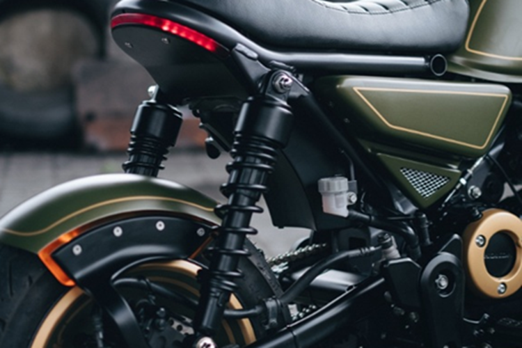 Các tấm ốp bên mới được trang trí tinh tế, hoàn thiện phong cách mới cho chiếc xe. Ngoài ra, nhóm độ xe cũng quyết định giữ lại đèn pha nguyên bản nhưng thay thế bằng lưới bảo vệ custom, giúp chiếc xe thêm phần mạnh mẽ. Các giá đỡ đèn pha được trang bị thêm một cặp đèn báo rẽ LED.