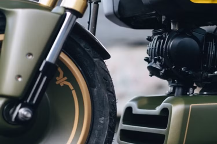 Những phần acrylic mảnh với đèn LED được đặt phía sau chúng giúp chiếc xe nhìn ấn tượng hơn. Không chỉ dừng lại ở đó, Treasure Garage còn thiết kế lại các chi tiết như hộp lọc gió dưới bình xăng tích hợp thêm đèn báo acrylic giống như chắn bùn sau, khiến chúng trở nên gần như vô hình khi không được bật sáng.