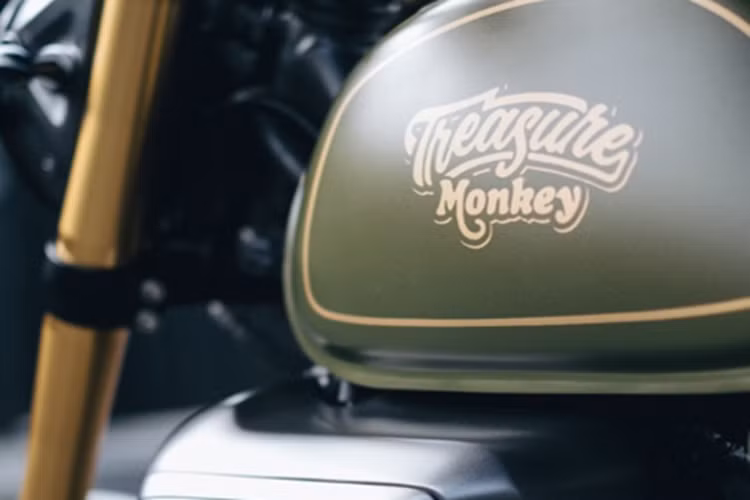 Thêm vào đó, các tấm che bánh tùy chỉnh được gắn phía trước và sau với mâm xe nguyên bản, tạo nên diện mạo khác biệt cho chiếc Monkey nhỏ gọn. Phần chắn bùn phía trước cũng được thiết kế lại nhìn sắc nét, thể thao hơn. Chắn bùn phía sau được tích hợp đèn báo rẽ bằng kỹ thuật thủ công độc đáo.