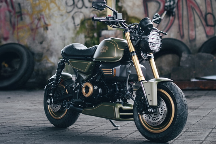 Theo đó, Treasure Garage đã loại bỏ phần lớn các bộ phận nguyên bản của Honda Monkey 125 đời mới. Sau đó, xưởng độ đã bắt tay vào chế tạo một khung phụ thiết kế uốn cong. Trên khung mới này là một chiếc yên da đen thanh lịch với lớp đệm dày dặn mang lại sự thoải mái, phía trước là bình xăng nguyên bản của chiếc Monkey.