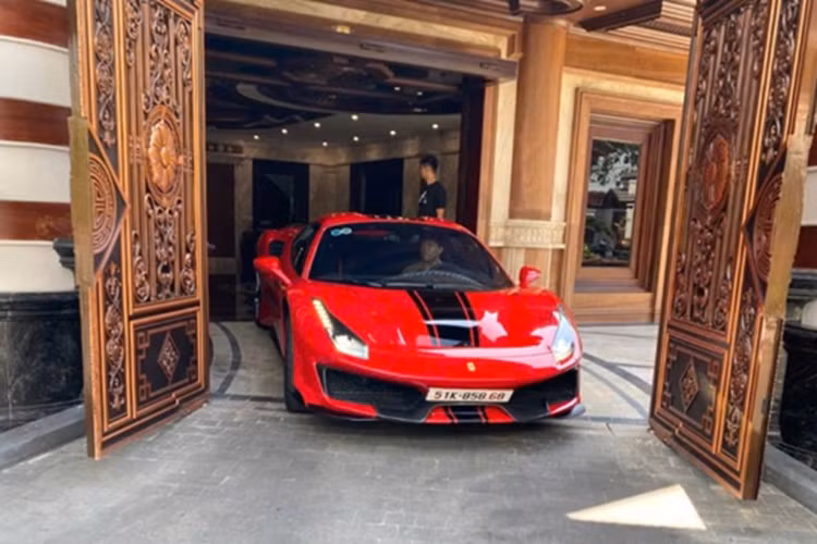 Trong số những cái tên vừa rời khỏi bộ sưu tập, Lamborghini Aventador S là mẫu xe gắn bó lâu năm nhất với đại gia Hoàng Kim Khánh. Đây là chiếc Aventador S LP740-4 đầu tiên có mặt tại Việt Nam, từng được độ với chi phí khoảng 1,5 tỷ đồng. Dù vậy, trước khi chia tay, xe đã được hoàn nguyên về cấu hình tiêu chuẩn.