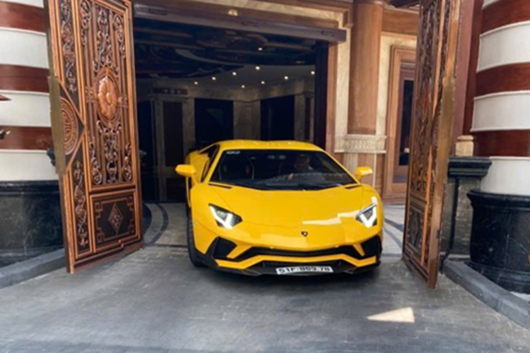 Ferrari 488 Pista Spider của Hoàng Kim Khánh là siêu xe anh từng mua để tặng vợ. Xe được nhập khẩu tư nhân vào cuối năm 2020. Đây là mẫu siêu xe mui trần hiệu suất cao, sử dụng động cơ V8 3.9L tăng áp kép.