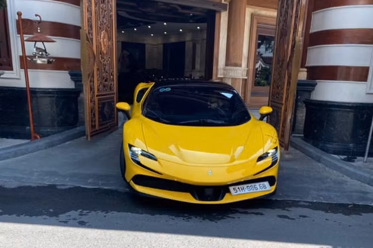 Trong khi đó, Ferrari SF90 Stradale, mẫu plug-in hybrid có giá lăn bánh hơn 40 tỷ đồng mới chỉ gắn bó với ông chủ thẩm mỹ viện từ tháng 8/2024. Chiếc xe này cũng là chiếc SF90 duy nhất mang biển số TP.HCM tính đến thời điểm đó, trong khi các xe còn lại tại Việt Nam phần lớn mang biển ngoại giao hoặc chưa đăng ký.